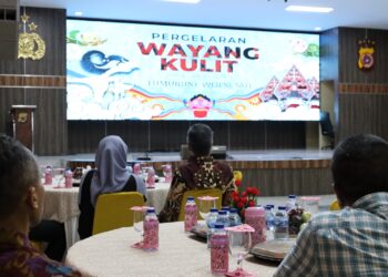 Personel Polda Aceh Saksikan Wayang Kulit Dengan Lakon ” Tumurune Wiji Sejati”