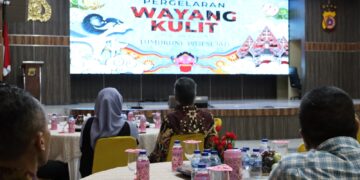 Personel Polda Aceh Saksikan Wayang Kulit Dengan Lakon ” Tumurune Wiji Sejati”