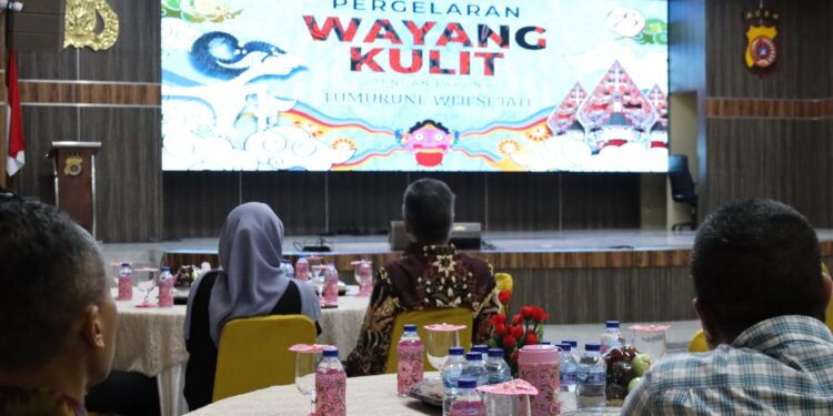 Personel Polda Aceh Saksikan Wayang Kulit Dengan Lakon ” Tumurune Wiji Sejati”