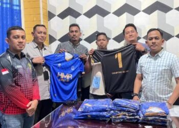Beri Dukungan ke Pemuda Desa Setempat, Lapas Idi Berikan Bantuan Baju Sepakbola