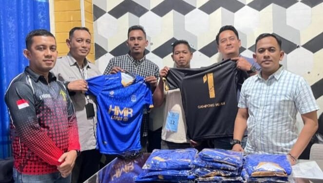 Beri Dukungan ke Pemuda Desa Setempat, Lapas Idi Berikan Bantuan Baju Sepakbola