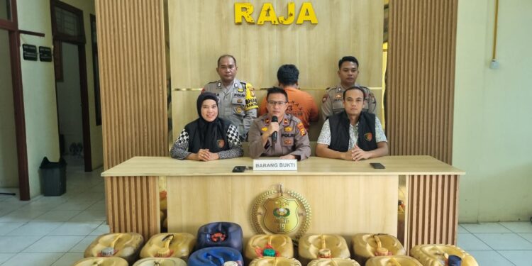 Polsek Perhentian Raja Tangkap Pelaku Penyelewengan BBM Subsidi, 13 Jerigen Solar Diamankan 