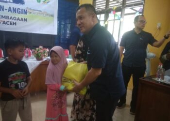 Kunjungi Gampong Pondok Kepala, Irwan Perangin – Angin Menyantuni Anak Yatim Dan Anak Berprestasi