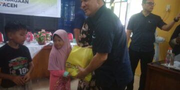 Kunjungi Gampong Pondok Kepala, Irwan Perangin – Angin Menyantuni Anak Yatim Dan Anak Berprestasi