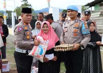 Polres Aceh Tengah Salurkan 20 Paket Sembako Pada Warga Blang Gele Kurang Mampu Dilanjutkan Jumat Curhat