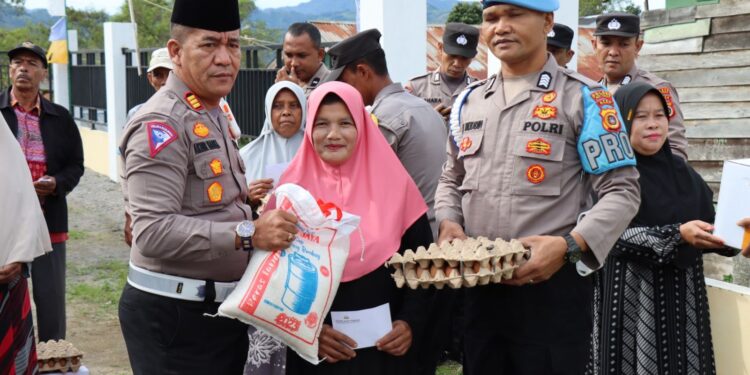 Polres Aceh Tengah Salurkan 20 Paket Sembako Pada Warga Blang Gele Kurang Mampu Dilanjutkan Jumat Curhat