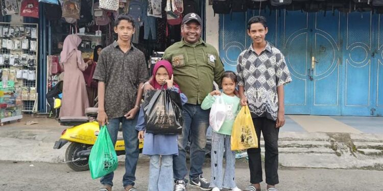 AOC Salurkan Bantuan Untuk Siswa Kurang Mampu Dan Yatim Piatu Menjelang Ajaran Baru