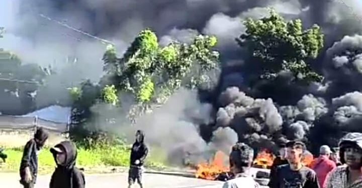 Memanas!!, Diduga Puluhan Preman Bayaran Serang Warga H. Anif Dan 2 Unit Mobil Terbakar
