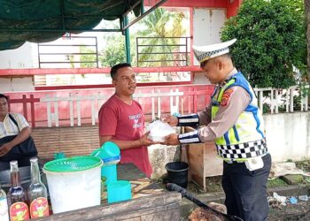 Melalui Program “Geubibu”, Ipda Irvan Bagi-bagi Nasi Kotak Di Jumat Berkah