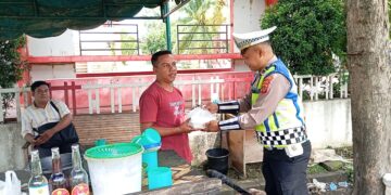 Melalui Program “Geubibu”, Ipda Irvan Bagi-bagi Nasi Kotak Di Jumat Berkah