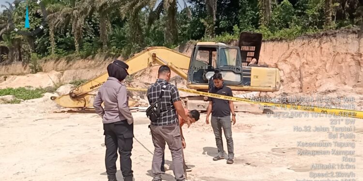 Polsek Tapung Kampar Segel Lokasi Diduga Penambangan Bebatuan Ilegal