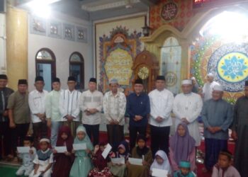 Sekda Ratu Dewa Bersama Haqqul Yaqin Palembang Berikan Santunan Kepada Anak Yatim