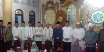 Sekda Ratu Dewa Bersama Haqqul Yaqin Palembang Berikan Santunan Kepada Anak Yatim