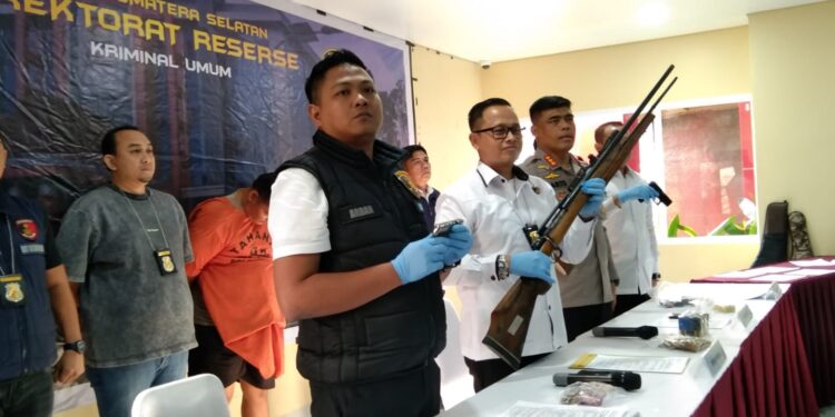 Amankan 4 Senpi, 5 Magazen Dan 327 Butir Peluru, Ditreskrimum Polda Sumsel Bekuk Oknum ASN