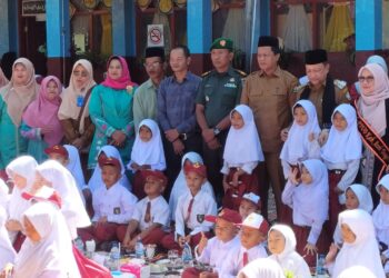 Pj Bupati T Mirzuan Hadiri Acara ” Iserahen Ku Teungku Guru Tingok Sino”  SD N 1 dan SD N 8 Lut Tawar