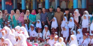 Pj Bupati T Mirzuan Hadiri Acara ” Iserahen Ku Teungku Guru Tingok Sino”  SD N 1 dan SD N 8 Lut Tawar