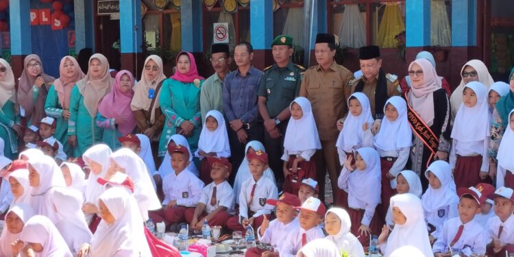 Pj Bupati T Mirzuan Hadiri Acara ” Iserahen Ku Teungku Guru Tingok Sino”  SD N 1 dan SD N 8 Lut Tawar