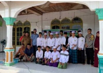 Geuchik” Nurdin Gampong Alue Beurawe Berikan Bantuan Kitab