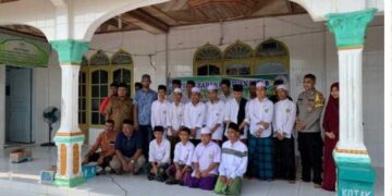 Geuchik” Nurdin Gampong Alue Beurawe Berikan Bantuan Kitab