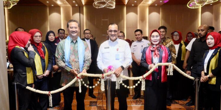 Plh Sekda Edward Candra Harapkan Persi  Terus Tingkatkan Profesional Pelayanan Semua RS Di Sumsel