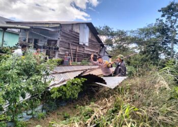 Personel Polsek Permata Bersama TNI Bantu Rumah Warga Yang Rusak Akibat Angin Puting Beliung  