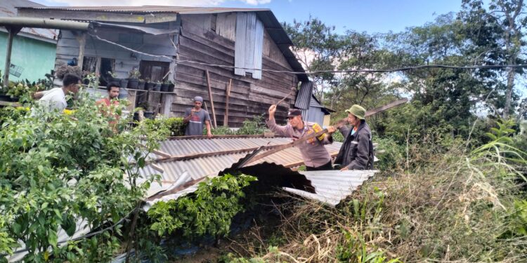 Personel Polsek Permata Bersama TNI Bantu Rumah Warga Yang Rusak Akibat Angin Puting Beliung  