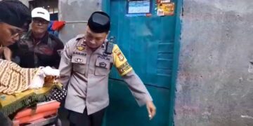 Bhabinkamtibmas Polsek Tamalate Muh. Ruslan Melayat Ke Warga Yang Meninggal Dunia