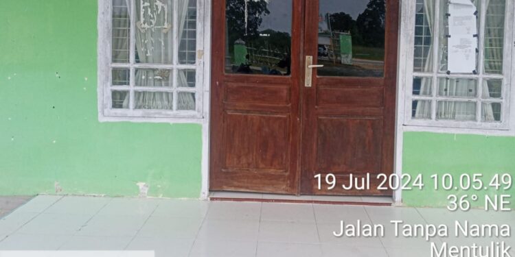 Kantor kepala Desa Mentulik Tutup Di Saat Jam Dinas, Pj Kades Bungkam Saat Di konfirmasi Wartawan