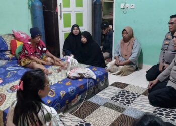 Bentuk Kepedulian, Kapolsek Tamalate Jenguk Warganya Yang Sedang Sakit