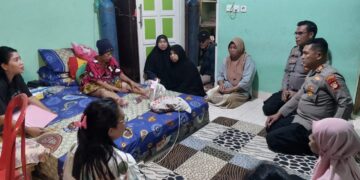 Bentuk Kepedulian, Kapolsek Tamalate Jenguk Warganya Yang Sedang Sakit