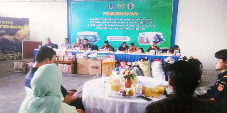 Beacukai Langsa Memusnahkan 2 Unit kapal Batang Rokok Ilegal, 6 Koli Kosmetik Dan 6 Koli Pakaian Bekas