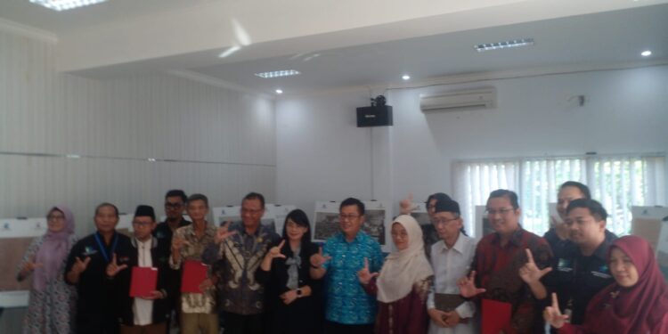 Penyerahan Bantuan Preservasi/Perbaikan Naskah Kuno Pemilik Paskah Kuno Kota Palembang