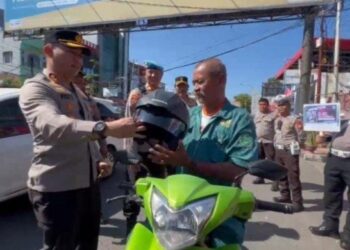 Operasi Patuh Pallawa, Kapolres Pelabuhan Makassar AKBP Restu Wijayanto SIK Bagikan Helm Kepada Pengendara