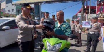 Operasi Patuh Pallawa, Kapolres Pelabuhan Makassar AKBP Restu Wijayanto SIK Bagikan Helm Kepada Pengendara