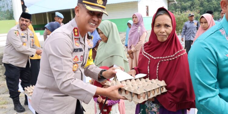 Jumat Barokah, 20 Warga Rusip Sumringah Terima Paket Sembako Dari Polres Aceh Tengah