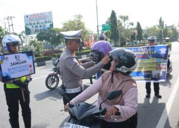 Sepekan Dilantik, Kasat Lantas Vino Lestari Bagi-bagi Helm Dan Ini Harapannya