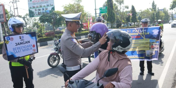 Sepekan Dilantik, Kasat Lantas Vino Lestari Bagi-bagi Helm Dan Ini Harapannya