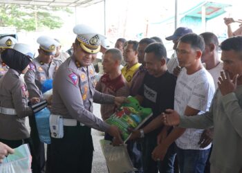Dirlantas Polda Aceh Bersama Satgas Preemtif Operasi Patuh Seulawah Gelar Jum’at Berkah Di TPI Lampulo