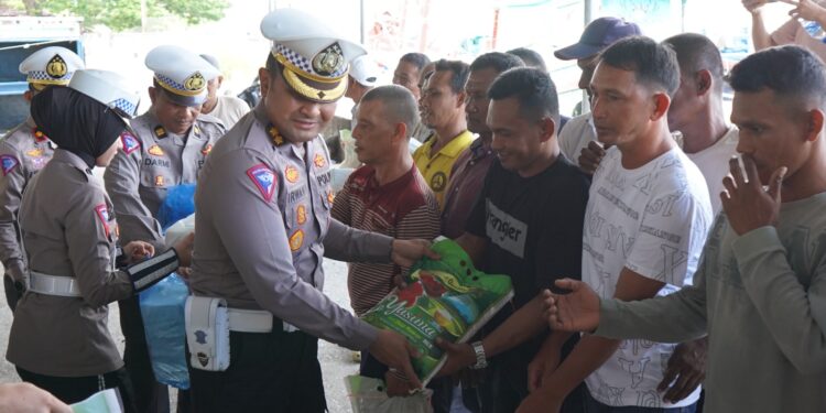 Dirlantas Polda Aceh Bersama Satgas Preemtif Operasi Patuh Seulawah Gelar Jum’at Berkah Di TPI Lampulo