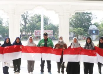 Dandim 0104/Aceh Timur Bersama Ketua Persit Hadiri Senam Pagi Dan Launching Gerakan 10 Juta Bendera Merah Putih