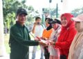 Pj Walikota Langsa Syaridin Membagikan 10 Juta Bendara Merah Putih