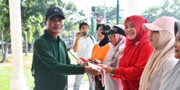 Pj Walikota Langsa Syaridin Membagikan 10 Juta Bendara Merah Putih