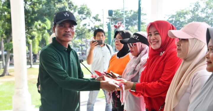 Pj Walikota Langsa Syaridin Membagikan 10 Juta Bendara Merah Putih