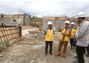 Pj Walikota Ade Surya Tinjau progress Proyek Bendung Karet Krueng Aceh