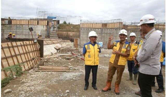 Pj Walikota Ade Surya Tinjau progress Proyek Bendung Karet Krueng Aceh