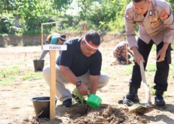 Meriahkan Hari Bhayangkara Ke-78, Sekda Aceh Besar Tanam Pohon Bersama Kapolres