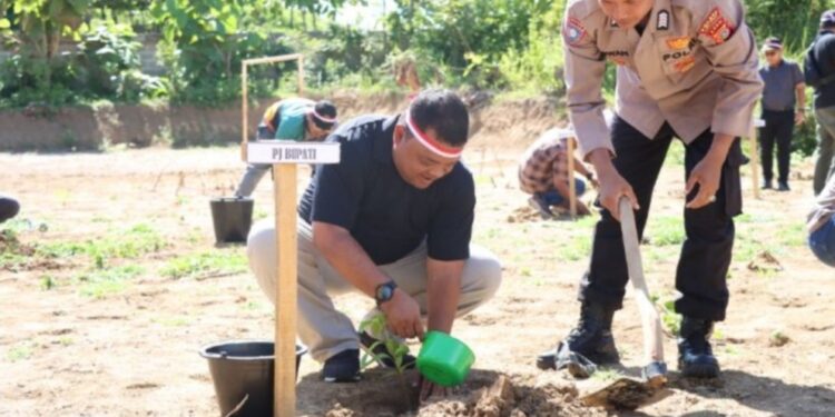 Meriahkan Hari Bhayangkara Ke-78, Sekda Aceh Besar Tanam Pohon Bersama Kapolres
