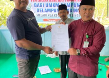 Penyerahan Sertifikat Produk UMKM Halal Kampung Glp Gading Jenis Produk Tape Ubi,Gula aren,Keripik Ubi,Kerupuk Opak.