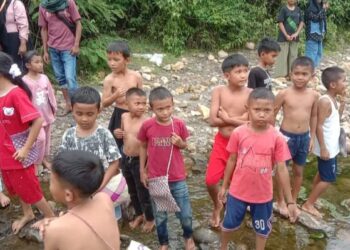 Lomba ngelok di padati penonton