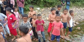 Lomba ngelok di padati penonton